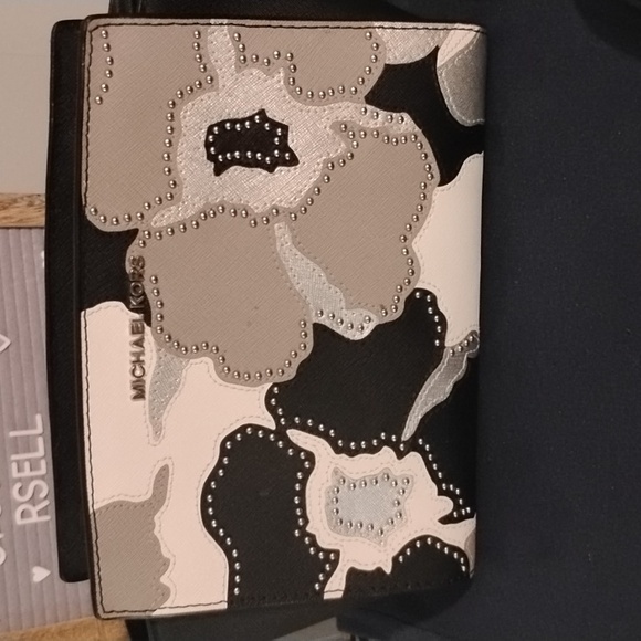 MICHEAL KORS FLOWER CROSSBODY - Picture 11 of 11